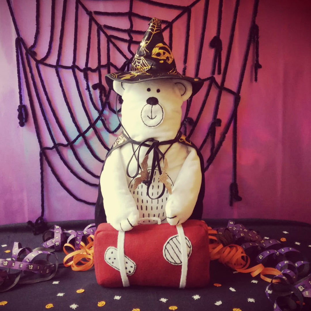 Ben mit Liederkoffer bei der Kostümprobe Halloween 2020